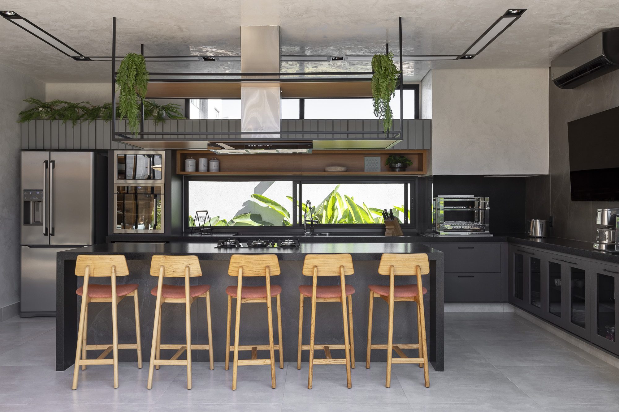 Cozinha com bancada de bar e iluminação em fita, Residência RM