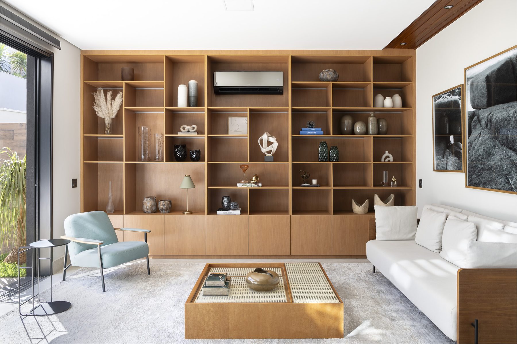 Sala de estar com estante de marcenaria sob medida, Residência RM