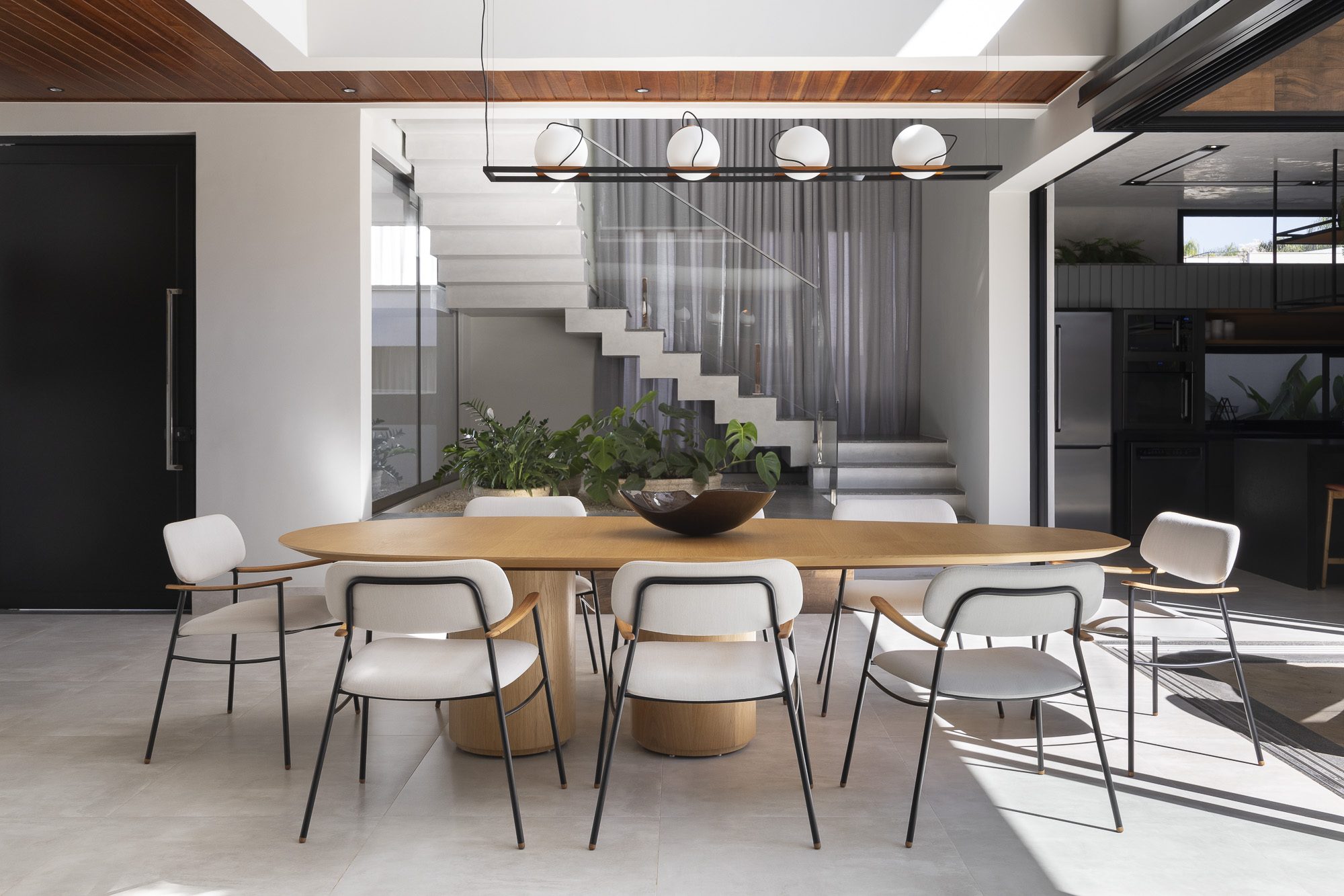 Sala de jantar com pendentes esféricos, Residência RM