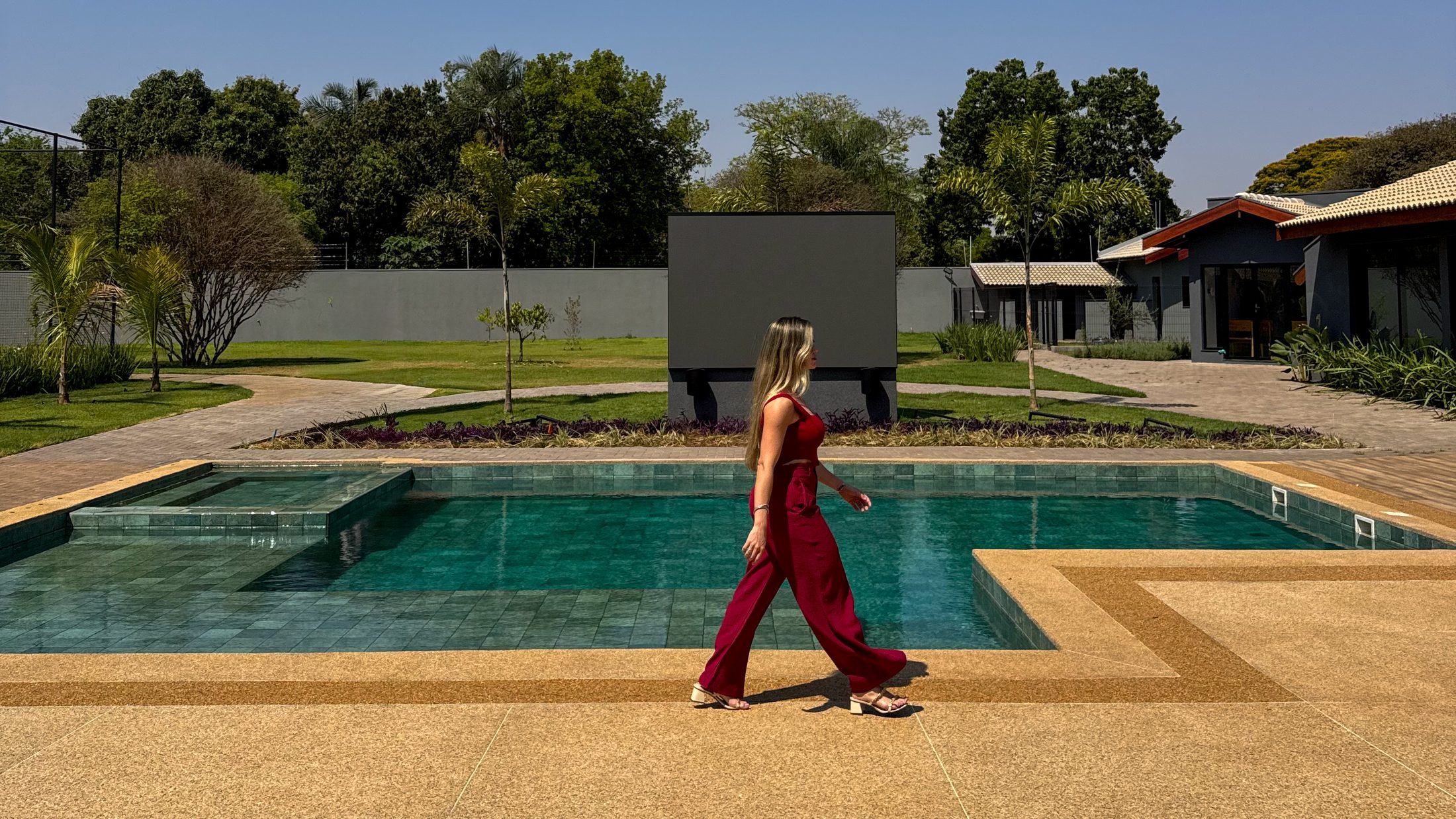 Área de piscina de chácara projetada pela NavesBelezini