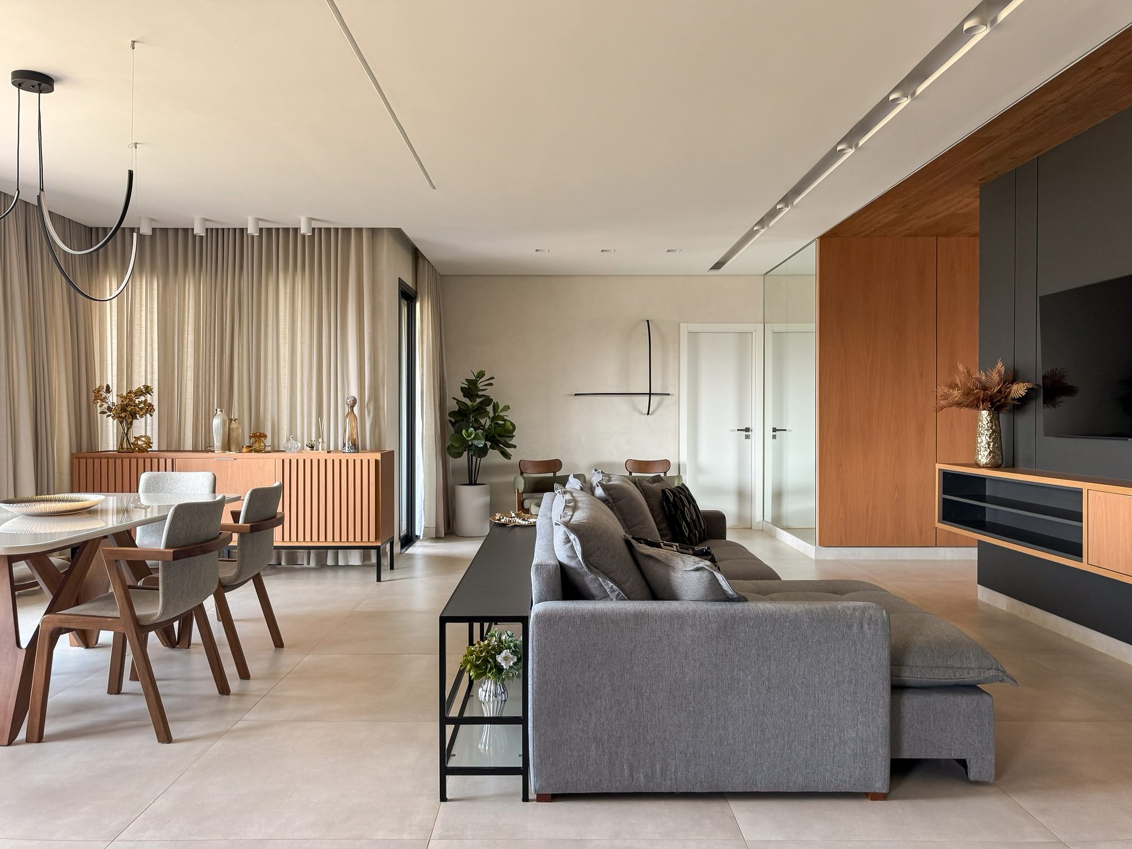 Sala de estar e jantar integrada com marcenaria