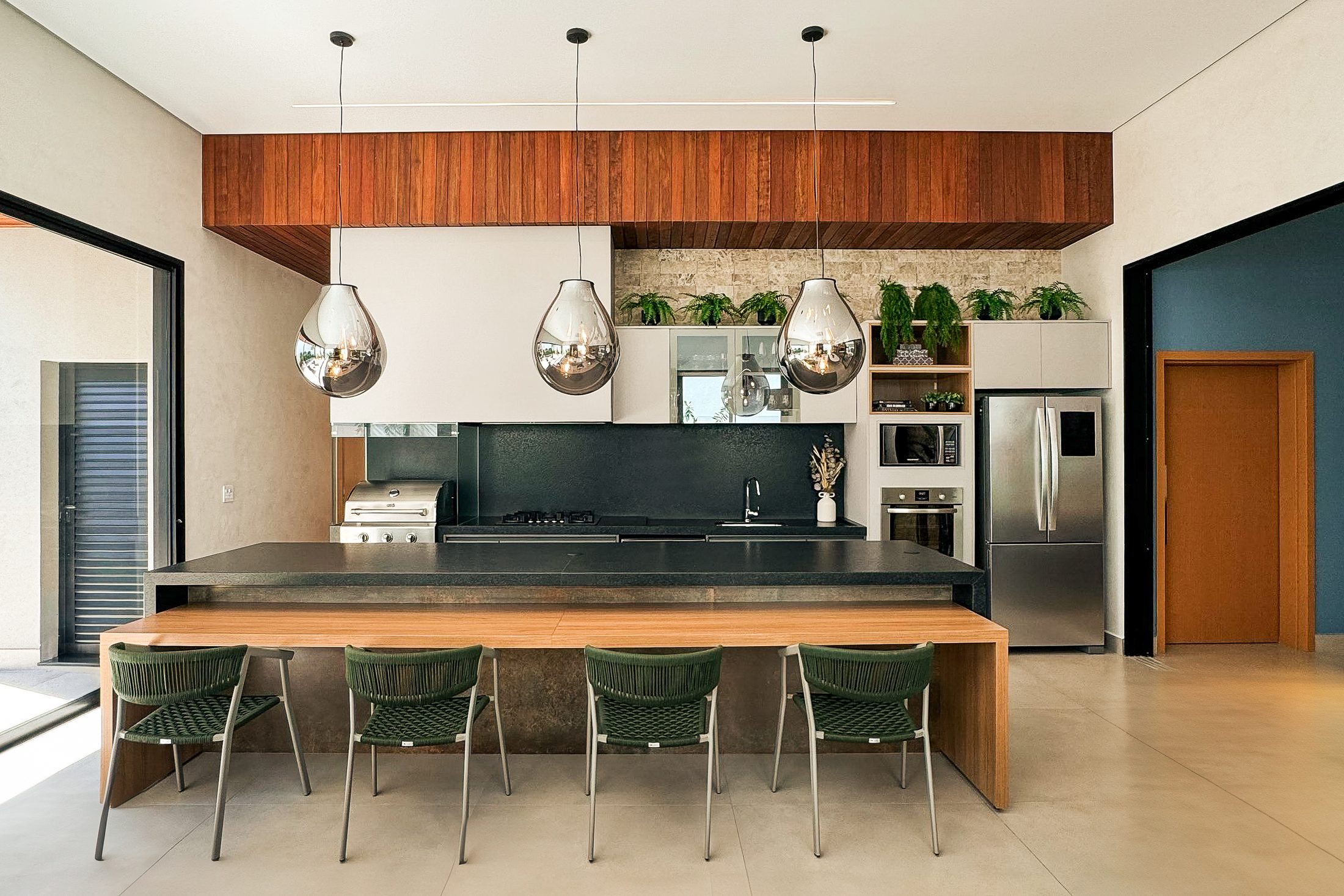Área gourmet com pendentes espelhados